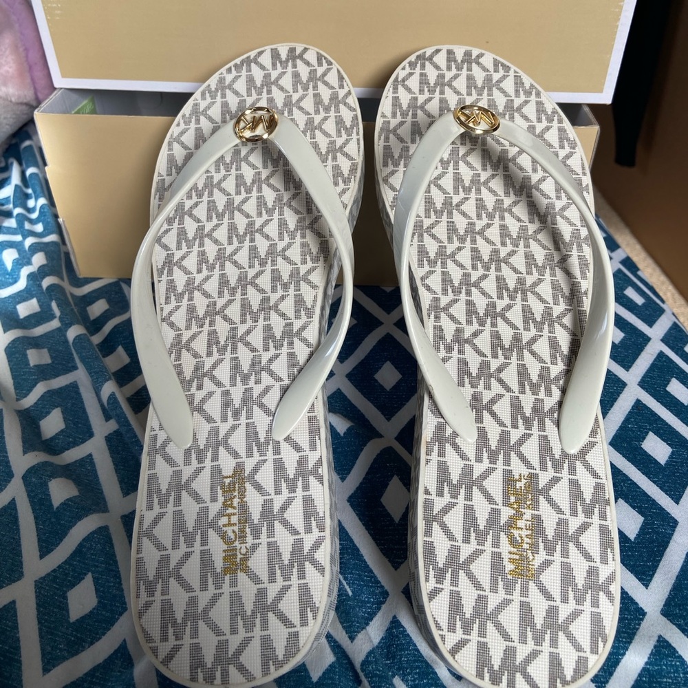 Michael Kors Bedford flip flop vanilla